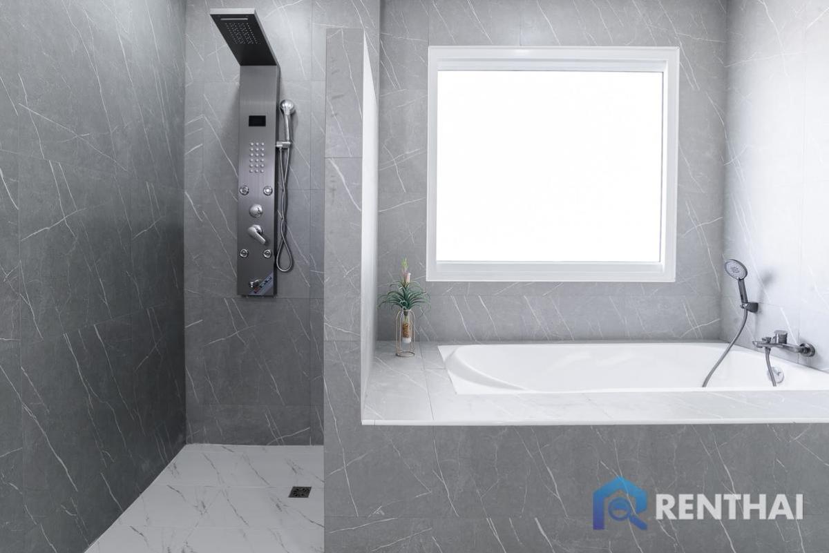 ขายบ้านพัทยา บางแสน ชลบุรี สัตหีบ : สำหรับ ขาย บ้าน 4 ห้องนอน ที่ Baan Fah Rim Haad