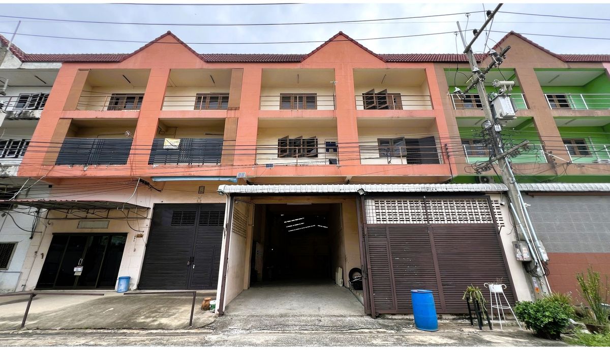 For SaleFactoryMahachai Samut Sakhon : Selling the Krathum Baen factory with an office 195.3 square wah supports heavy machinery. Ready to expand the business