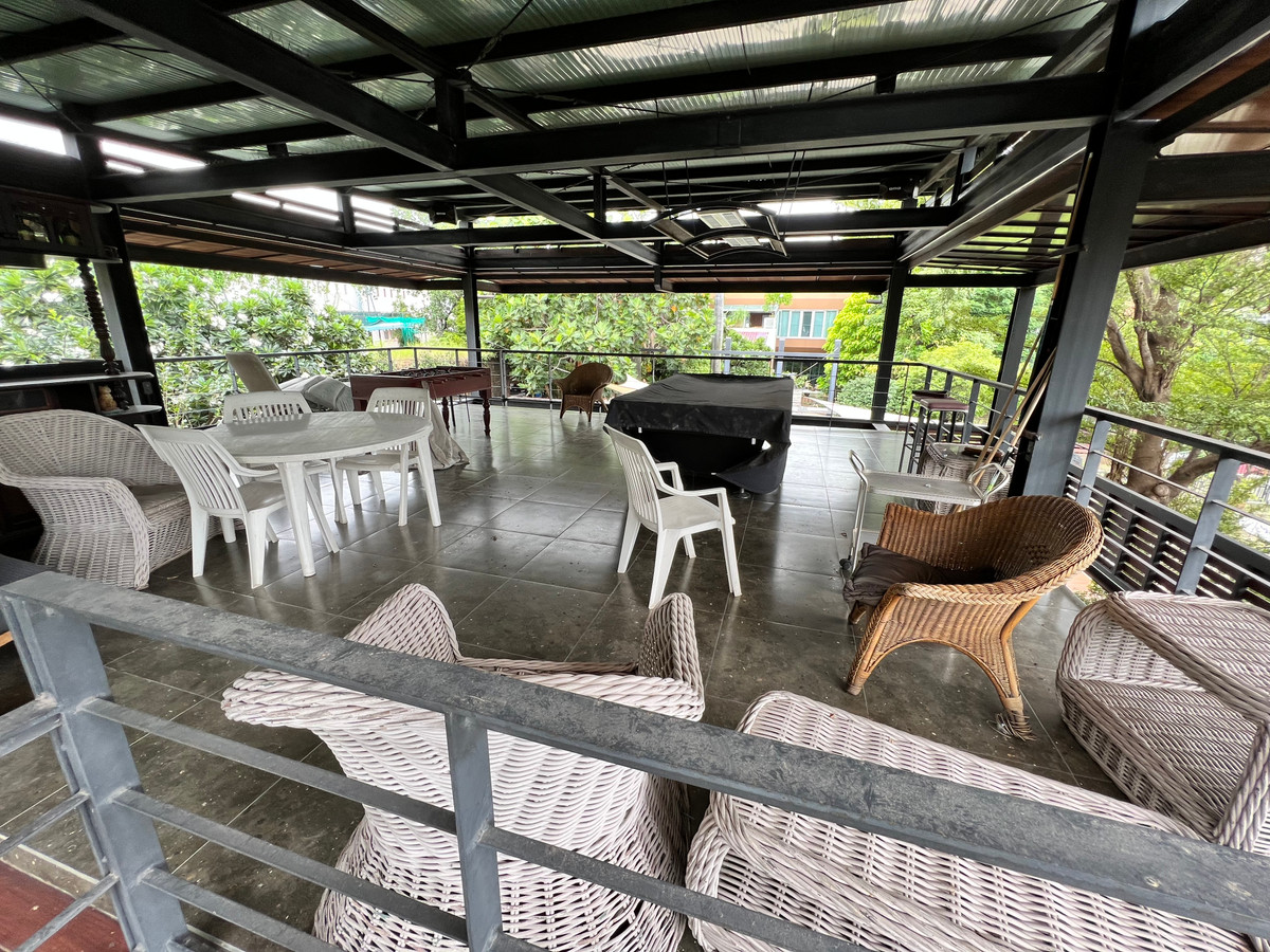 For RentHouseRattanathibet, Sanambinna : House with swimming pool have 100 sq.wa. on Samakkhi Road with 4 bedrooms, 3 bathrooms with a maid's room.