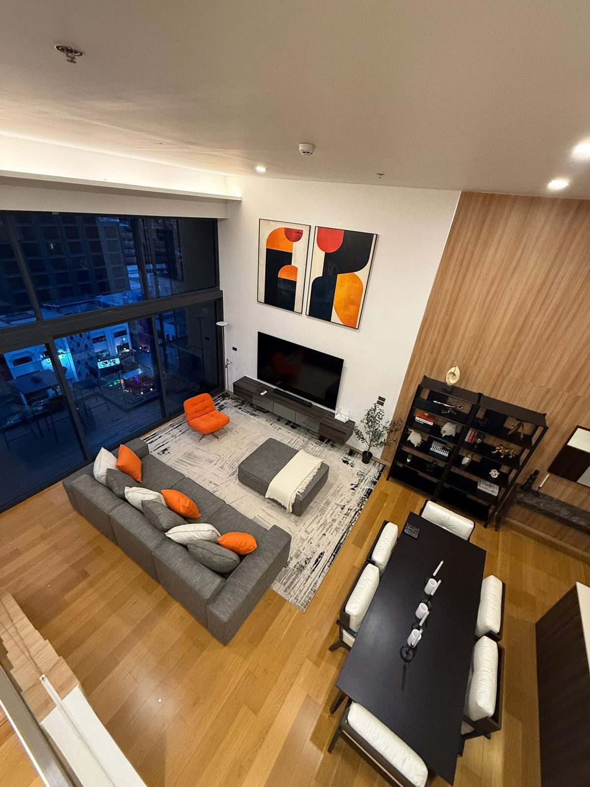 ♢ Recently Renovated Duplex Condo ♢ ขนาด 130.00 ตร.ม. | 3 ห้องนอน 2 ห้องน้ำ | ใกล้ BTS สถานีพร้อมพงษ์, อโศก Loading...