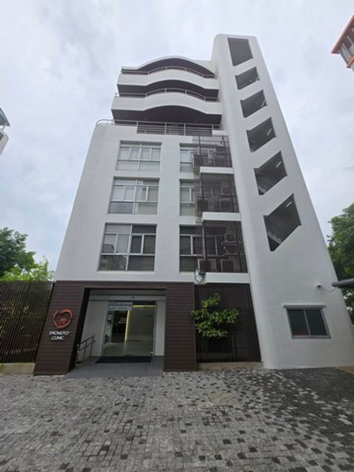 For RentOfficePattanakan, Srinakarin : RF119 for rent at 8 floors, 1,000 sqm. Meeting room, lounge, seminar room, have a passenger lift opposite the Seacon near the Yellow Line.