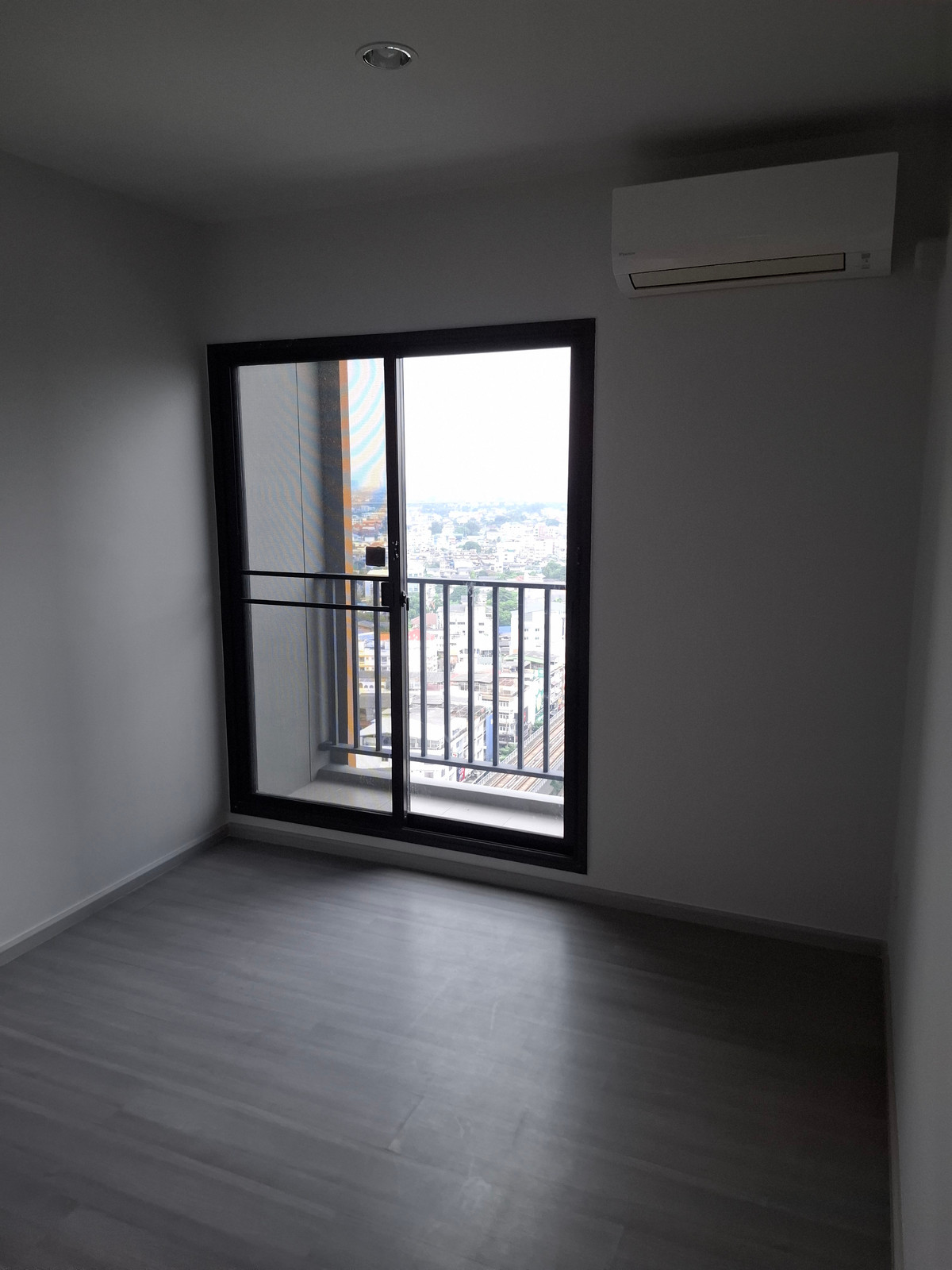 ขายคอนโดปิ่นเกล้า จรัญสนิทวงศ์ : ขายห้องเปล่าแบบมีห้องอเนกประสงค์ รีโนเวทเรียบร้อย