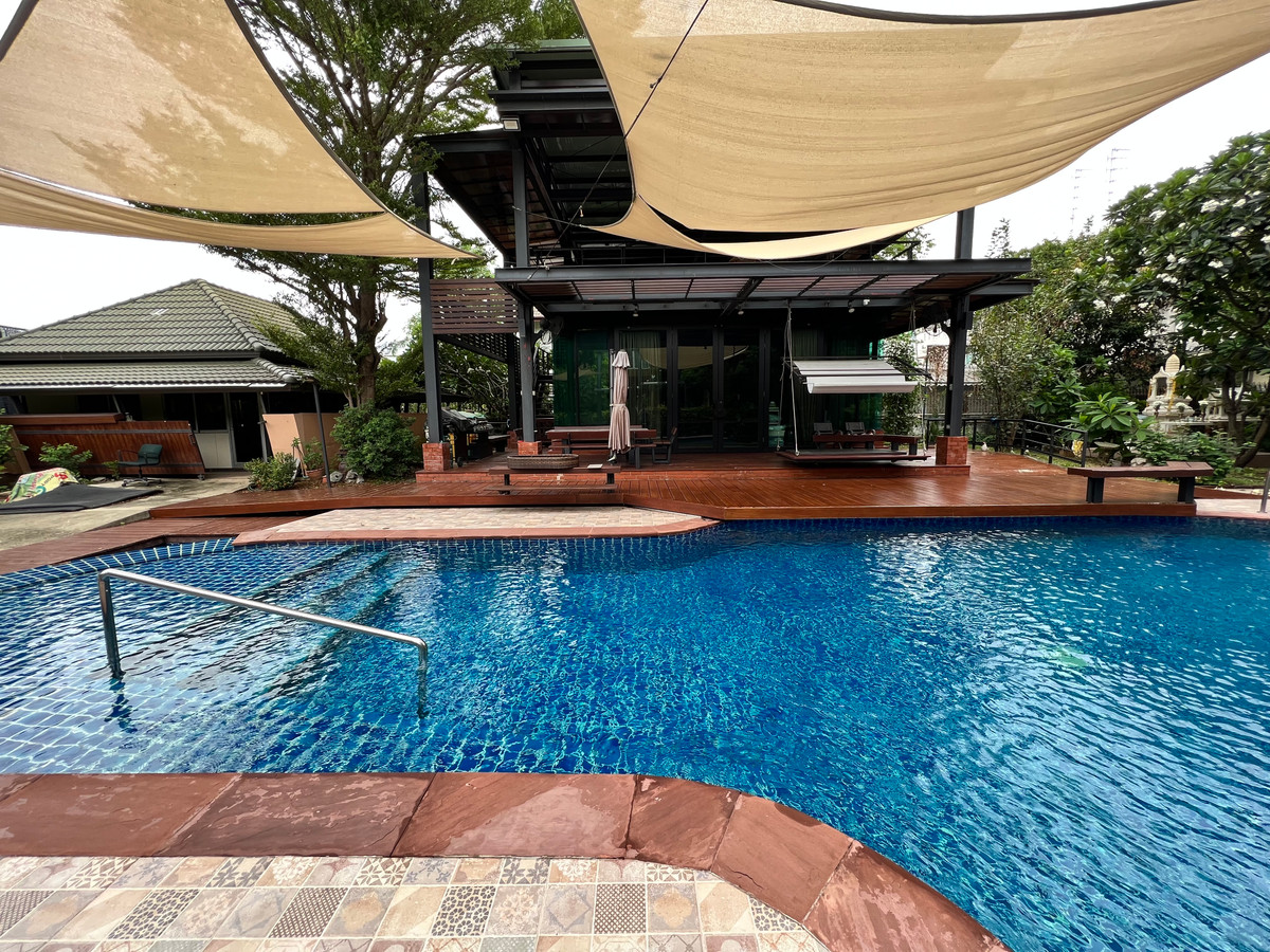 For RentHouseRattanathibet, Sanambinna : House with swimming pool have 100 sq.wa. on Samakkhi Road with 4 bedrooms, 3 bathrooms with a maid's room.