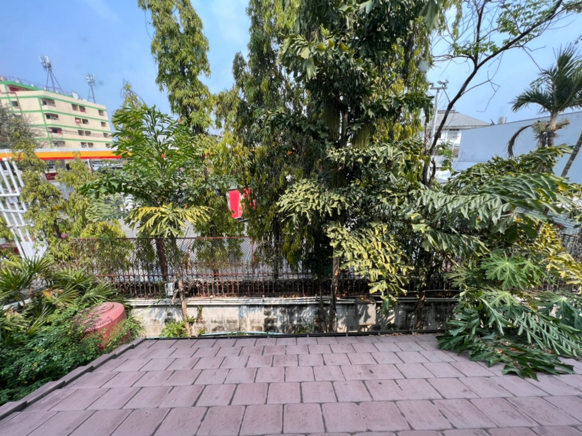 For RentHouseRattanathibet, Sanambinna : House with swimming pool have 100 sq.wa. on Samakkhi Road with 4 bedrooms, 3 bathrooms with a maid's room.