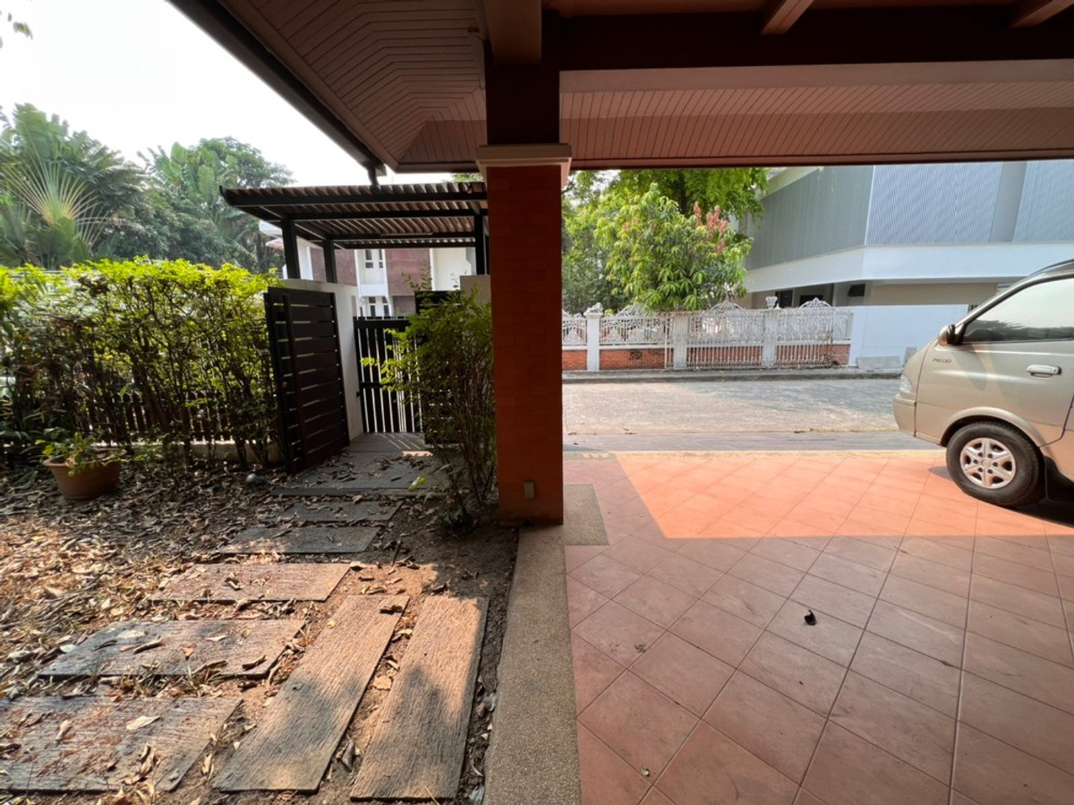 For RentHouseRattanathibet, Sanambinna : House with swimming pool have 100 sq.wa. on Samakkhi Road with 4 bedrooms, 3 bathrooms with a maid's room.