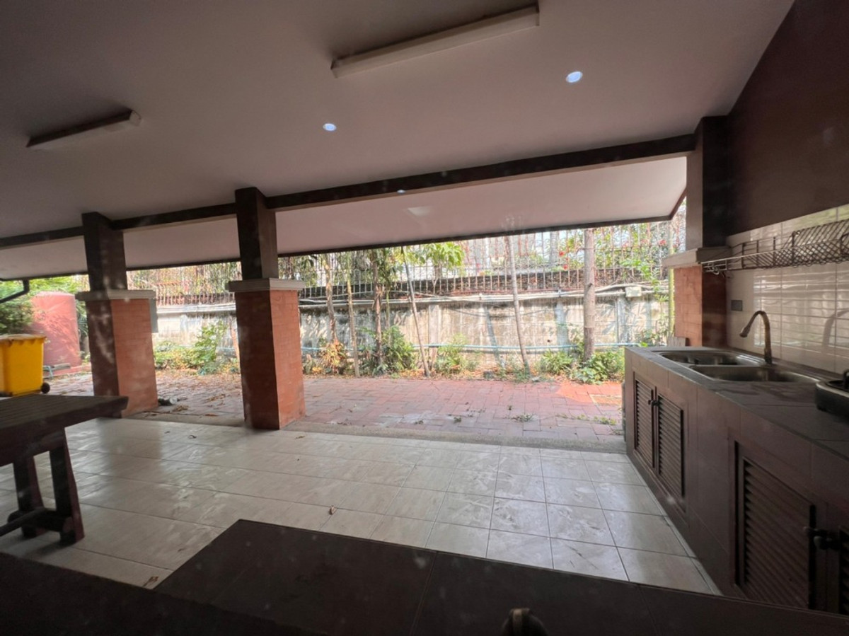 For RentHouseRattanathibet, Sanambinna : House with swimming pool have 100 sq.wa. on Samakkhi Road with 4 bedrooms, 3 bathrooms with a maid's room.