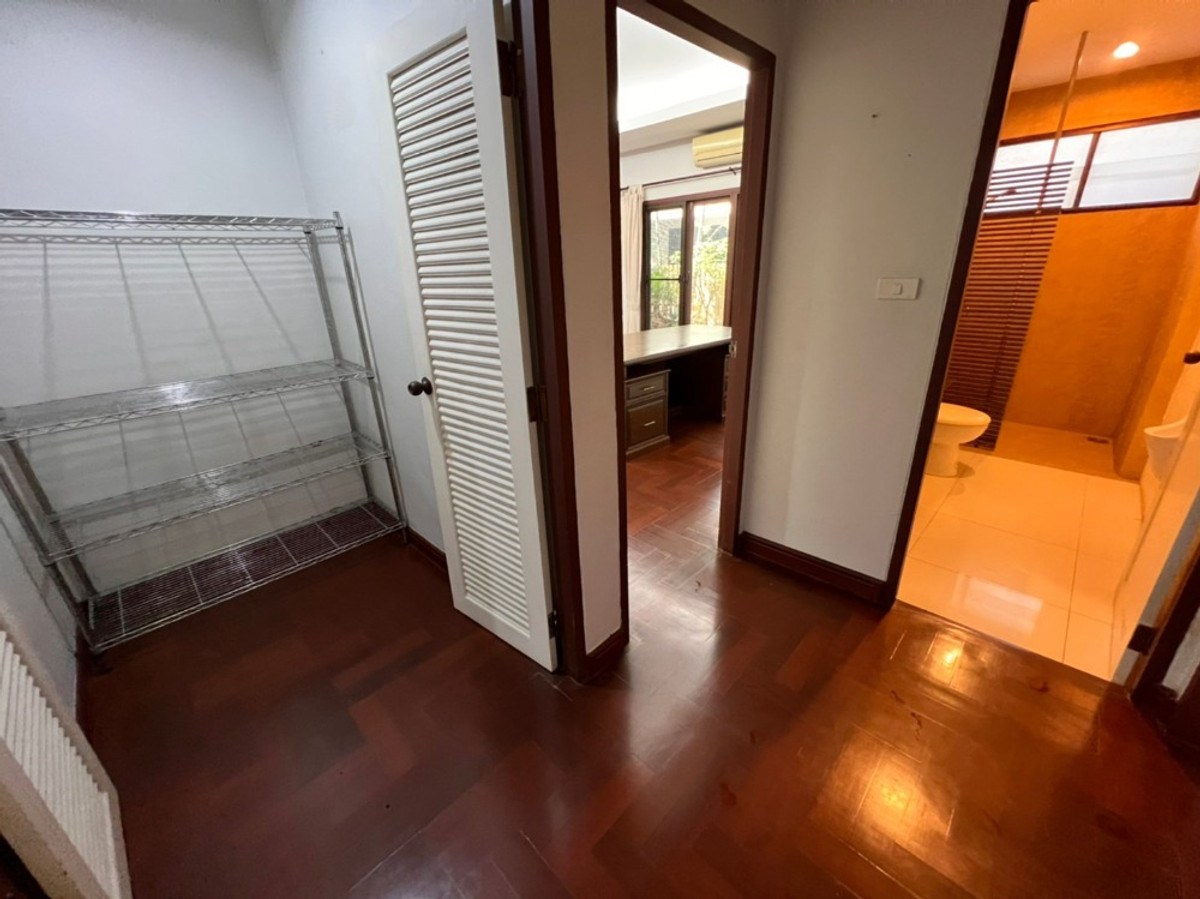 For RentHouseRattanathibet, Sanambinna : House with swimming pool have 100 sq.wa. on Samakkhi Road with 4 bedrooms, 3 bathrooms with a maid's room.