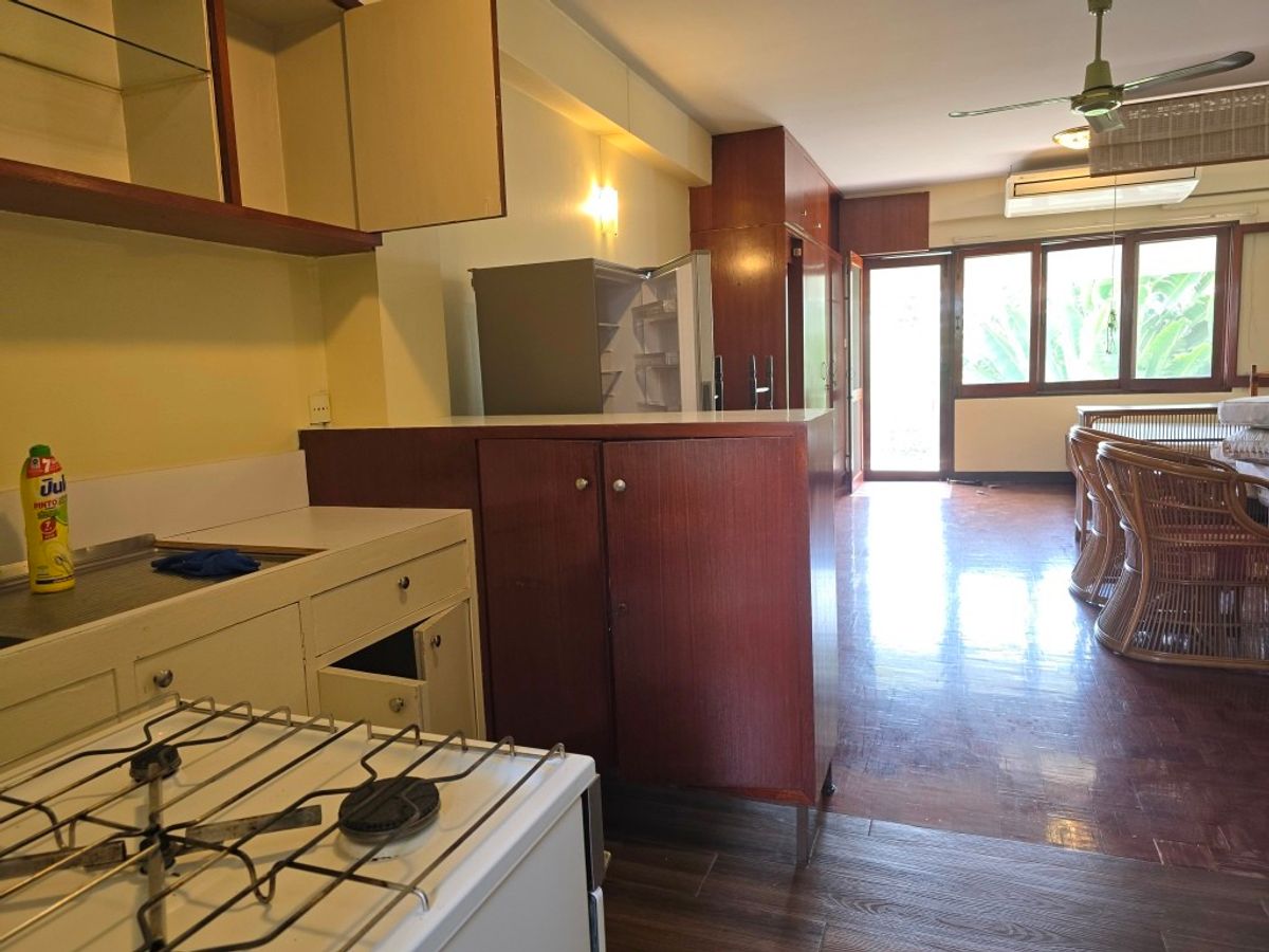 ให้เช่าอารีย์ อนุสาวรีย์ : Low-rise apartment big studio room about 50 sq m. Cat allowed around BTS Ari  www.propertynextstation.com Call/ Line/ WhatsApp: 095 246 6199