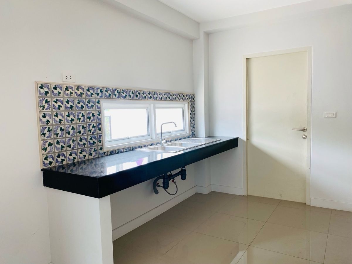 ทาวน์โฮมบางนา แบริ่ง ลาซาล : จอดรถได้ 3 คน ขายบ้านหลังมุม / ให้เช่า ทาวน์โฮม 3.5 ชั้น ซอยลาซาล 24 📍 ใกล้ BTS แบริ่ง / ศรีลาซาล / โรงเรียนนานาชาติบางกอกพัฒนา