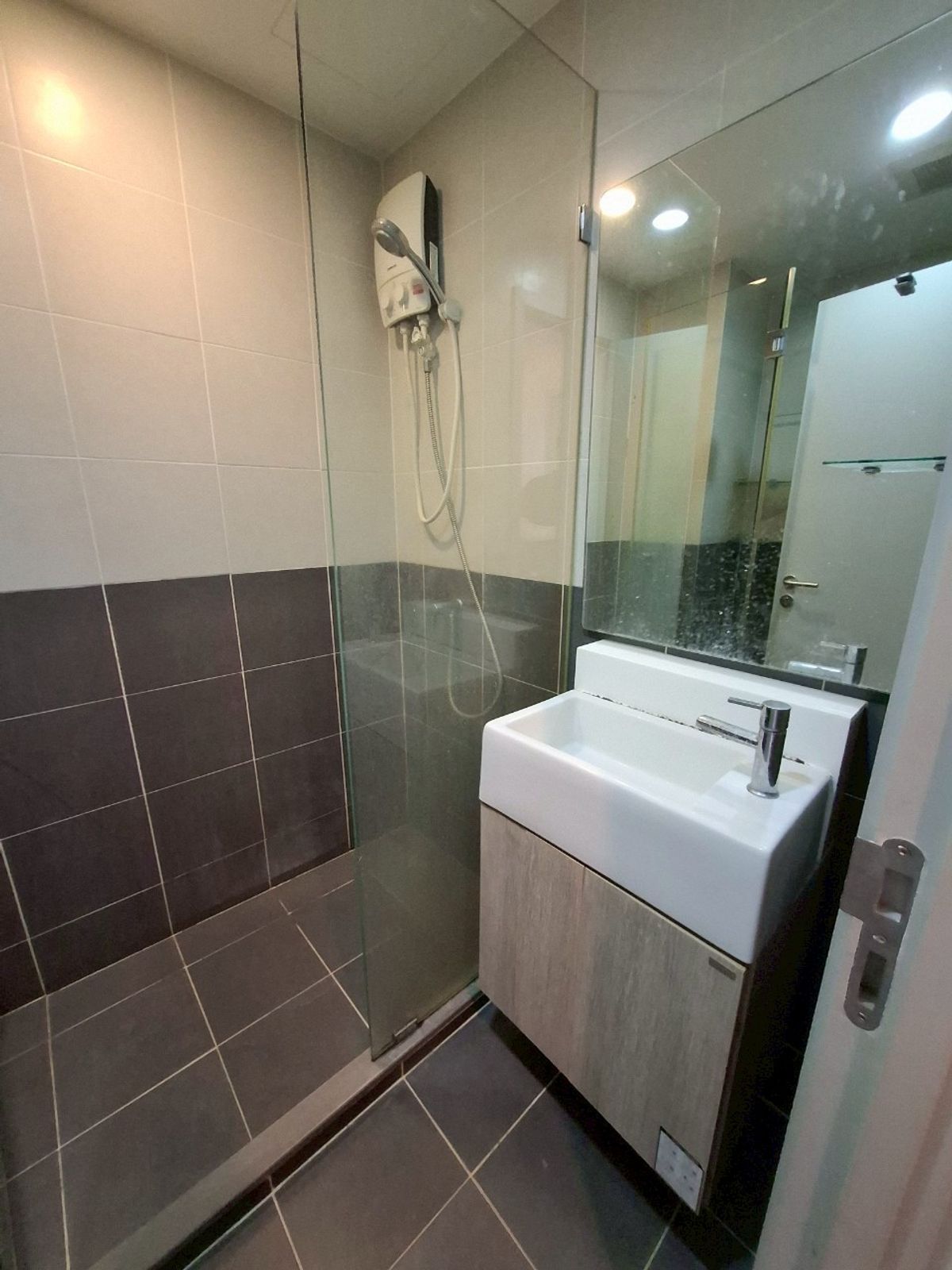 ขายคอนโดปิ่นเกล้า จรัญสนิทวงศ์ : ระเบียงกว้าง นั่งชิวยามเย็น น่าอิจฉาสุดๆ คอนโด Ideo Mobi Charan Interchange