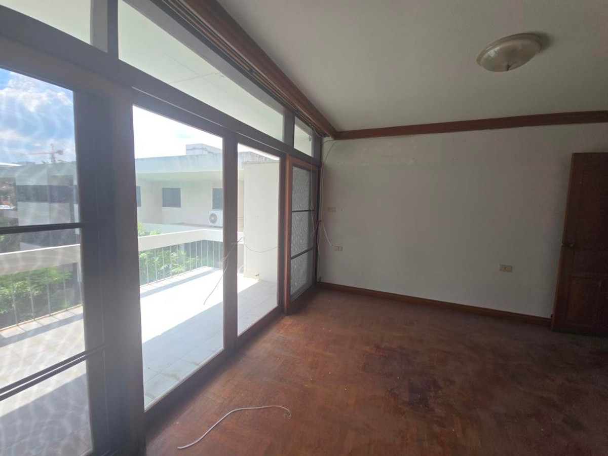 For RentAri,Anusaowaree : Low-rise apartment big 2 bedrooms about 150 sq m. Pet allowed in Phaholyothin around BTS Ai-Sanam Pao good for home office can be company registration