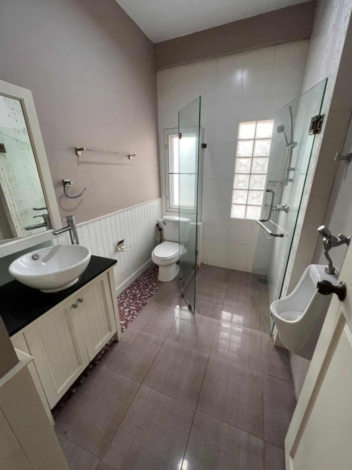 For RentHouseRattanathibet, Sanambinna : House with swimming pool have 100 sq.wa. on Samakkhi Road with 4 bedrooms, 3 bathrooms with a maid's room.