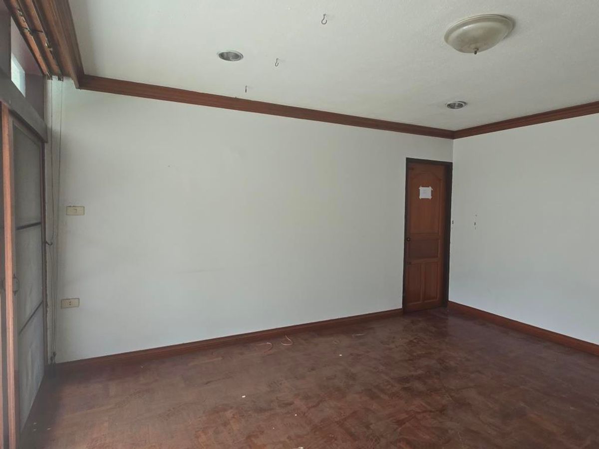 For RentAri,Anusaowaree : Low-rise apartment big 2 bedrooms about 150 sq m. Pet allowed in Phaholyothin around BTS Ai-Sanam Pao good for home office can be company registration