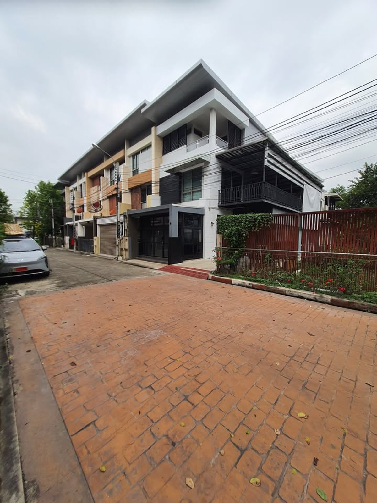 ให้เช่าบ้านแจ้งวัฒนะ เมืองทอง : ติด MRT ทาวน์โฮม 3 ชั้น หลังมุม ริมน้ำ ตรงข้ามเซนทรัลแจ้งวัฒนะ เหมาะทำออฟฟิศ