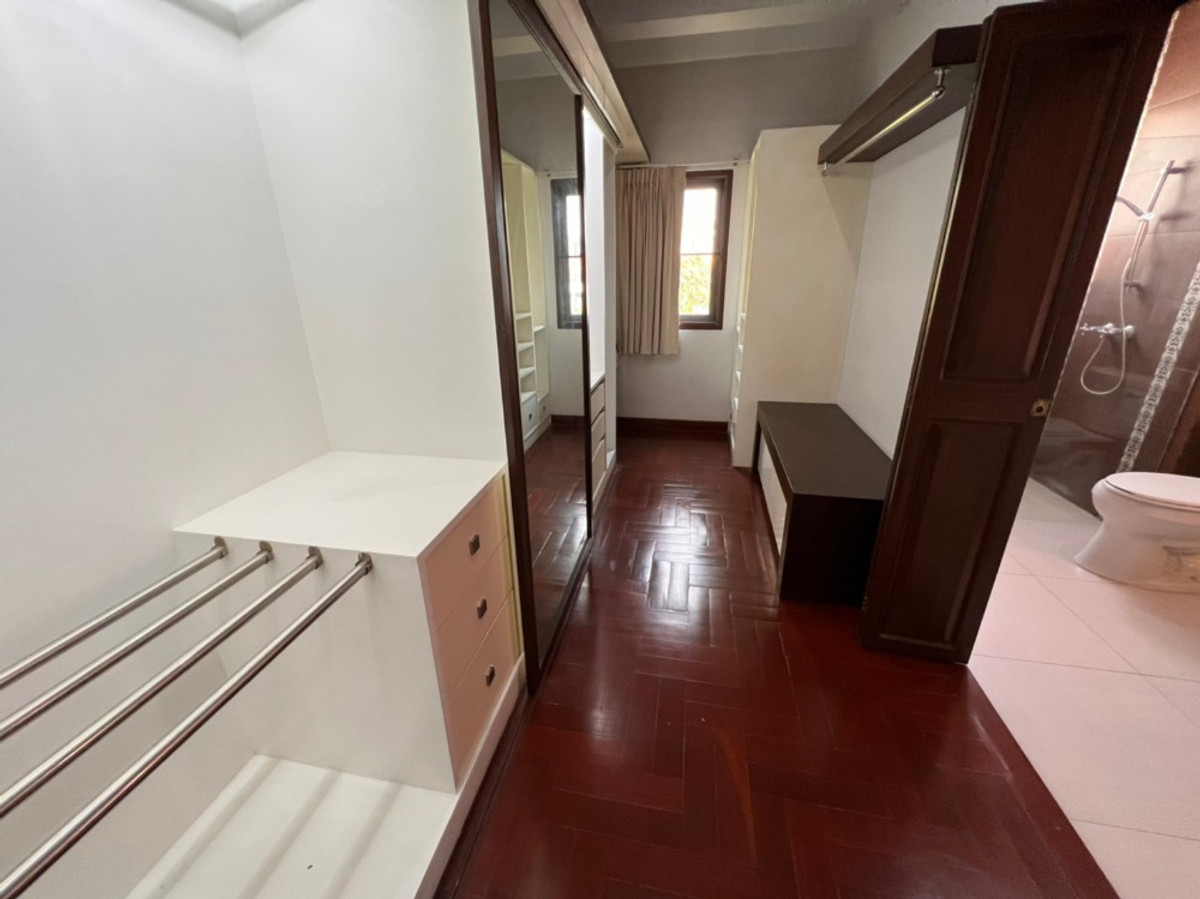 For RentHouseRattanathibet, Sanambinna : House with swimming pool have 100 sq.wa. on Samakkhi Road with 4 bedrooms, 3 bathrooms with a maid's room.