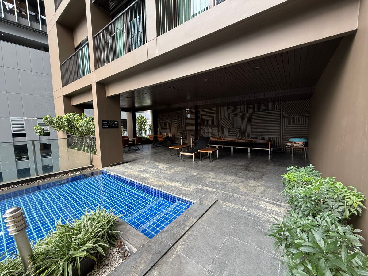 ให้เช่าคอนโดสุขุมวิท อโศก ทองหล่อ : Noble Refine for Rent : 1 BR 50SQM : Facility floor ชั้นสระว่ายน้ำ