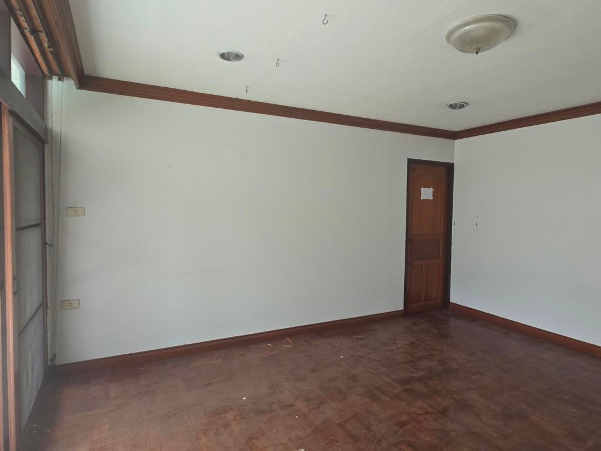 For RentAri,Anusaowaree : Low-rise apartment big 2 bedrooms about 150 sq m. Pet allowed in Phaholyothin around BTS Ai-Sanam Pao good for home office can be company registration