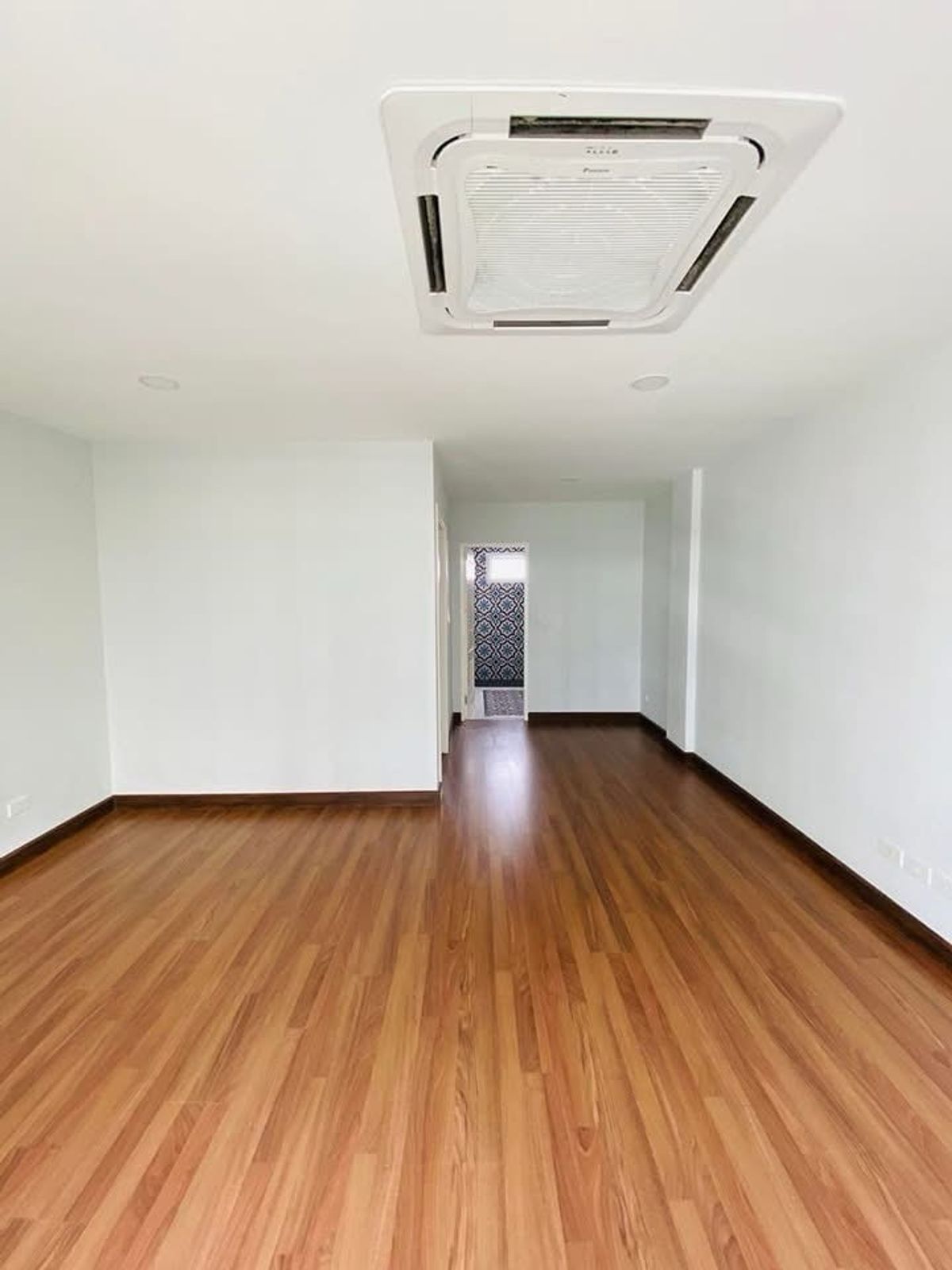 ทาวน์โฮมบางนา แบริ่ง ลาซาล : จอดรถได้ 3 คน ขายบ้านหลังมุม / ให้เช่า ทาวน์โฮม 3.5 ชั้น ซอยลาซาล 24 📍 ใกล้ BTS แบริ่ง / ศรีลาซาล / โรงเรียนนานาชาติบางกอกพัฒนา