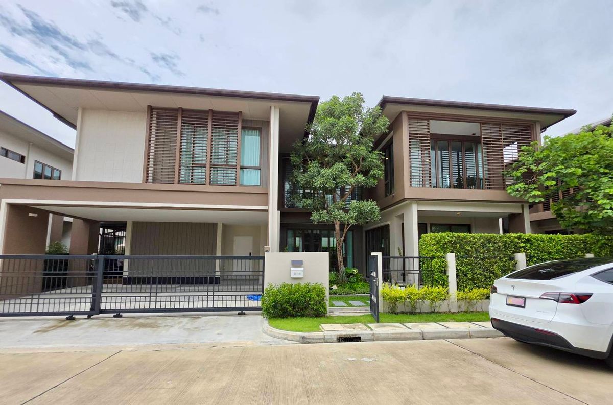 บ้านพัฒนาการ ศรีนครินทร์ : Burasiri Krungthrp Kreetha near clubhouse: 78sqw. 300sqm. 4bed 5bath Sell: 36,300,000 Rent 230,000 Am: 0656199198