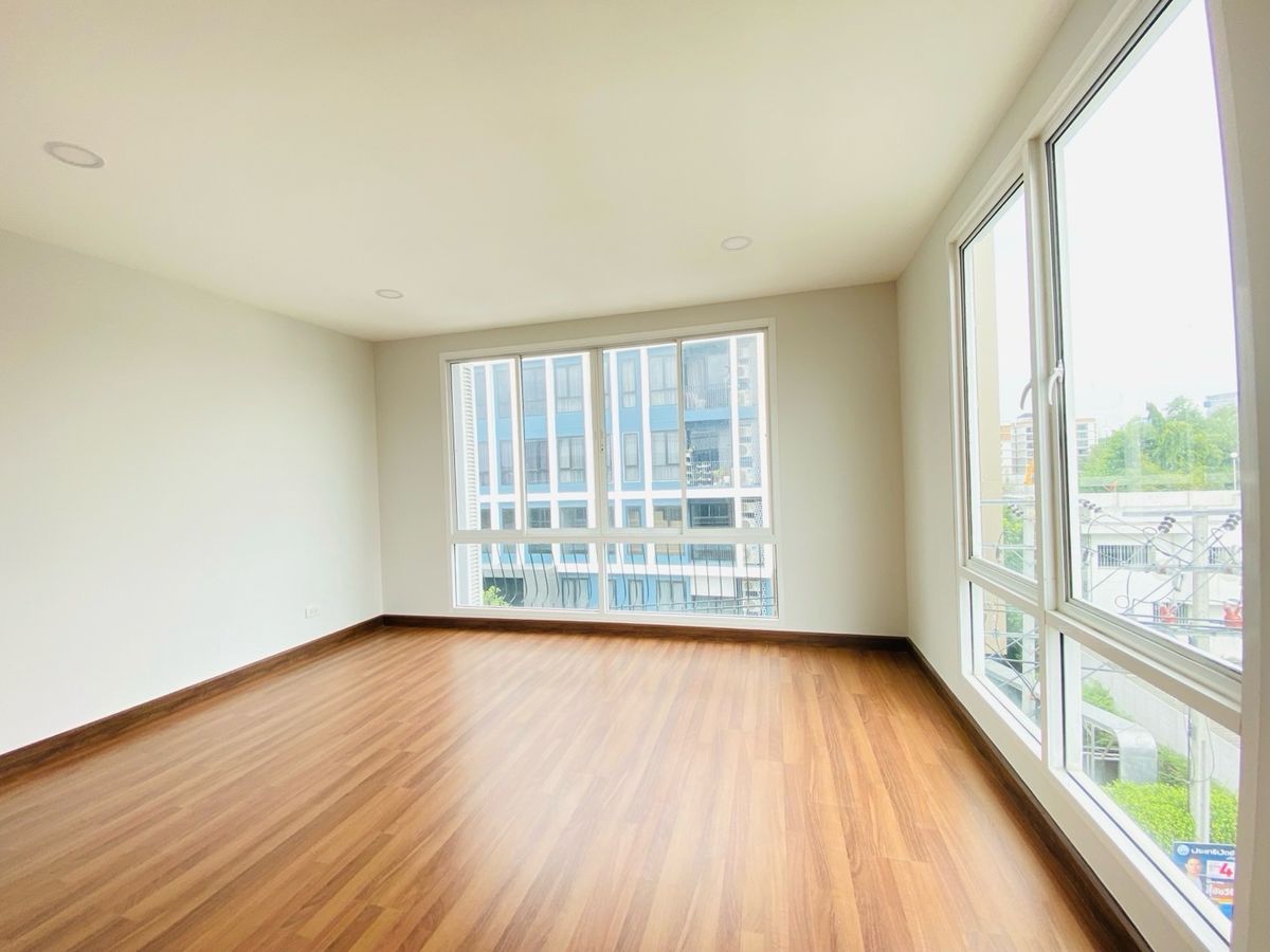 ทาวน์โฮมบางนา แบริ่ง ลาซาล : จอดรถได้ 3 คน ขายบ้านหลังมุม / ให้เช่า ทาวน์โฮม 3.5 ชั้น ซอยลาซาล 24 📍 ใกล้ BTS แบริ่ง / ศรีลาซาล / โรงเรียนนานาชาติบางกอกพัฒนา