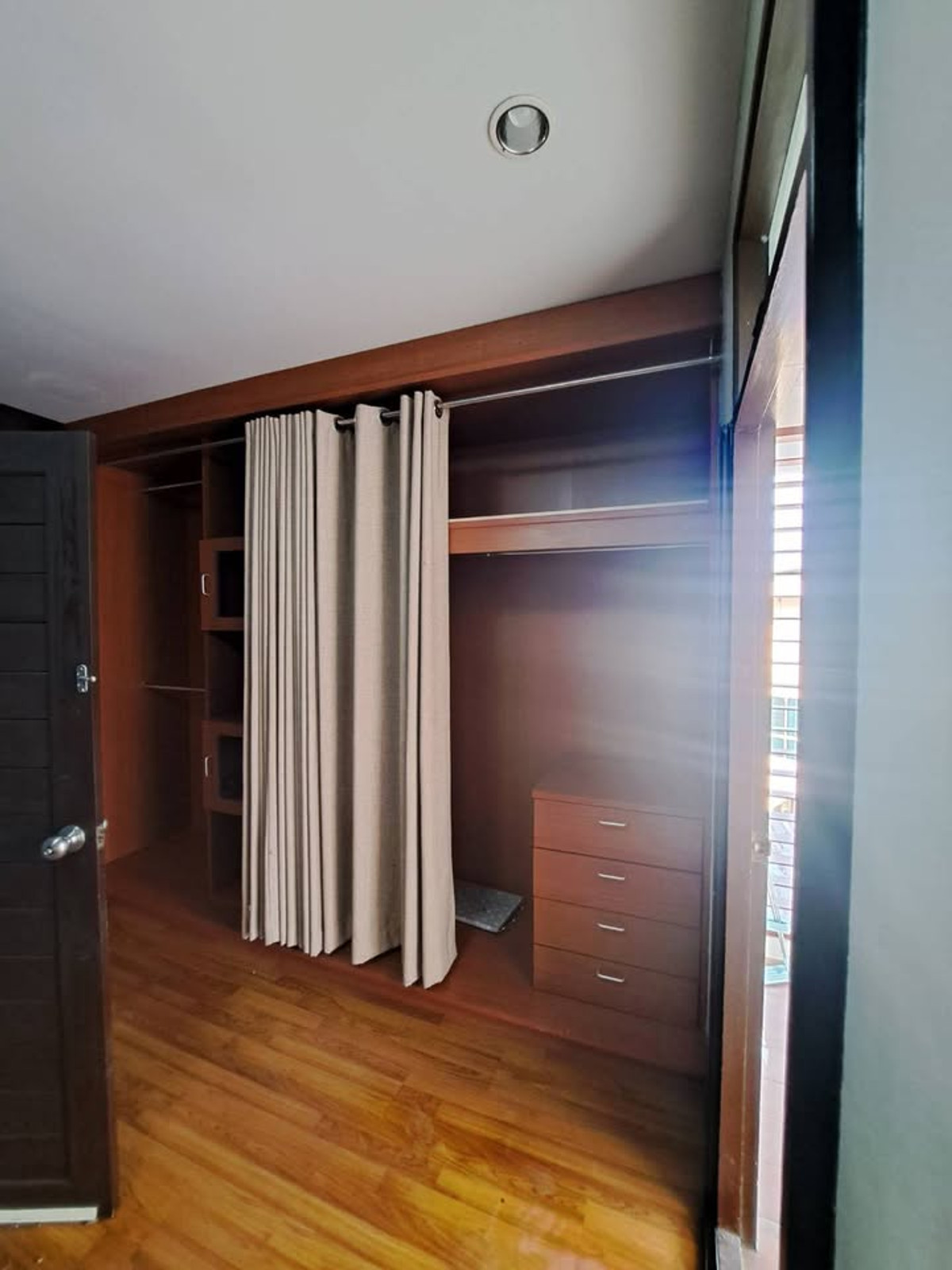 ให้เช่าบ้านแจ้งวัฒนะ เมืองทอง : ติด MRT ทาวน์โฮม 3 ชั้น หลังมุม ริมน้ำ ตรงข้ามเซนทรัลแจ้งวัฒนะ เหมาะทำออฟฟิศ