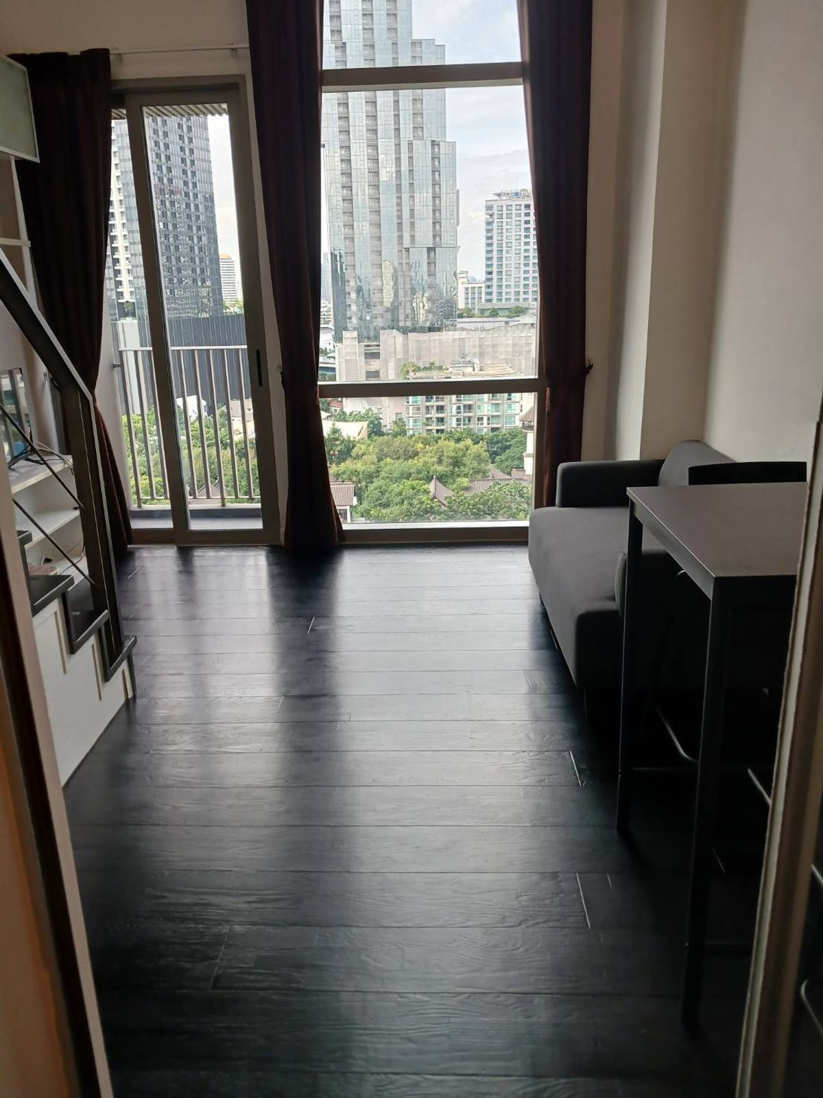 ให้เช่าคอนโดสุขุมวิท อโศก ทองหล่อ : Pet friendly condo for rent! loft unit high ceiling, near BTS Thonglor