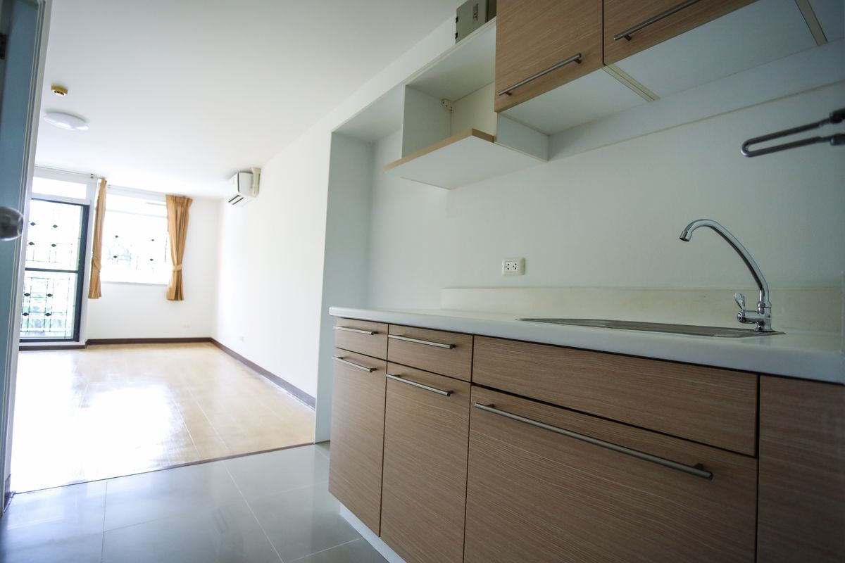 For SaleCondoOnnut, Udomsuk : Condo for sale in Sukhumvit 50 The Link Sukhumvit 50 Project 2, 2nd floor, good price, renovated room. There are many rooms to choose from. The 2nd floor has a kitchen counter, empty rooms, no furniture, suitable for investment or buying by yourself.