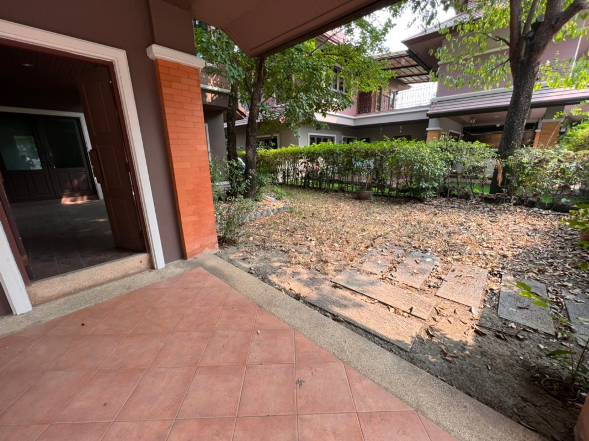 For RentHouseRattanathibet, Sanambinna : House with swimming pool have 100 sq.wa. on Samakkhi Road with 4 bedrooms, 3 bathrooms with a maid's room.