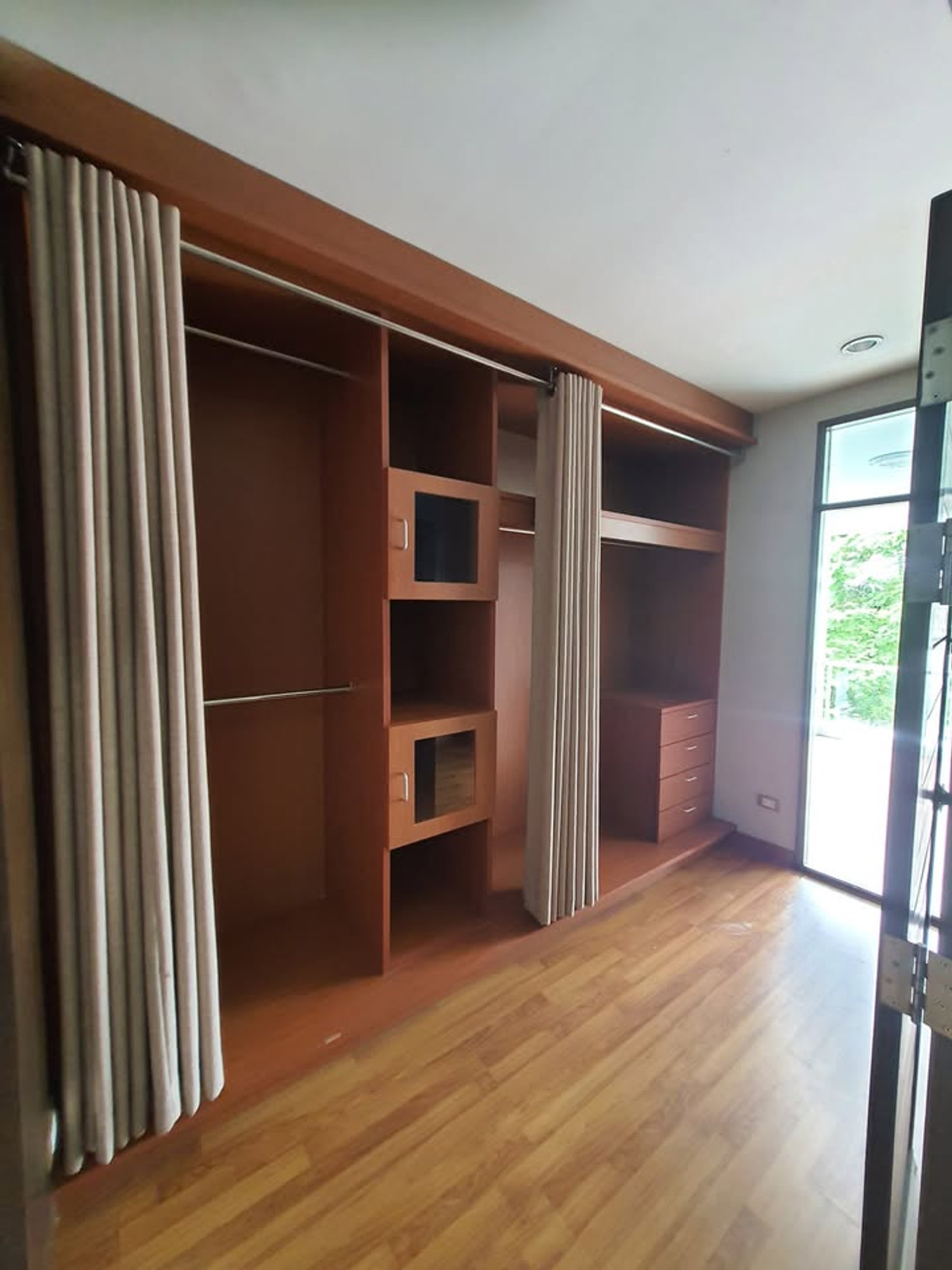 ให้เช่าบ้านแจ้งวัฒนะ เมืองทอง : ติด MRT ทาวน์โฮม 3 ชั้น หลังมุม ริมน้ำ ตรงข้ามเซนทรัลแจ้งวัฒนะ เหมาะทำออฟฟิศ