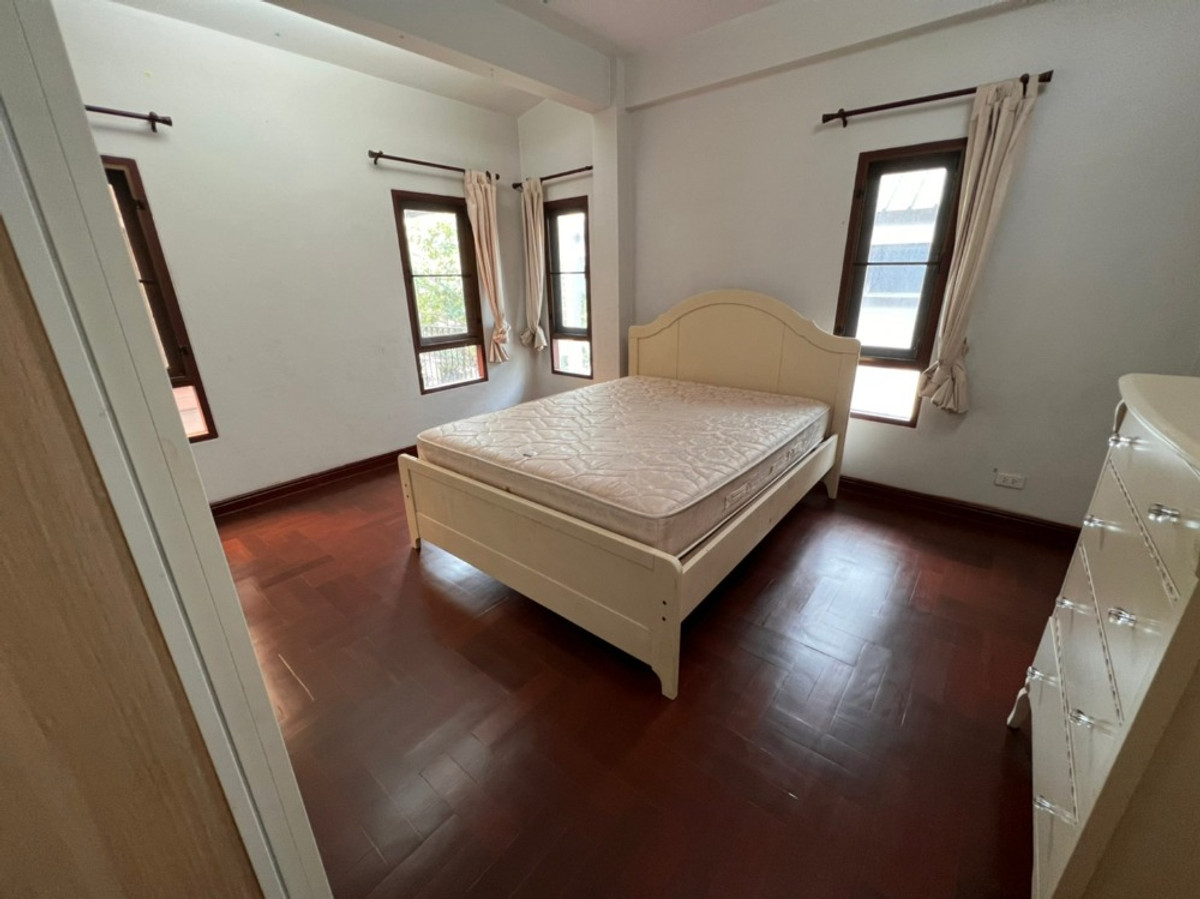 For RentHouseRattanathibet, Sanambinna : House with swimming pool have 100 sq.wa. on Samakkhi Road with 4 bedrooms, 3 bathrooms with a maid's room.