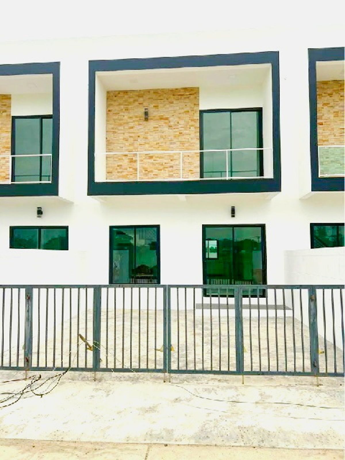 ให้เช่าทาวน์โฮมสุพรรณบุรี : โลตัส นิคมโรจนะ อยุธยา 2กม. รร.วัดบ้านหีบ 1.8 กม. ให้เช่าทาวน์เฮาส์ใหม่ 2 ชั้น 25ตร.วา 3นอน