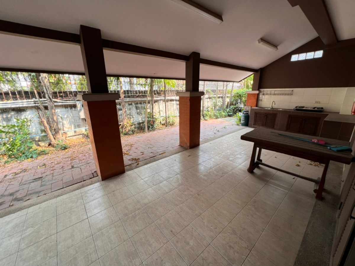 For RentHouseRattanathibet, Sanambinna : House with swimming pool have 100 sq.wa. on Samakkhi Road with 4 bedrooms, 3 bathrooms with a maid's room.