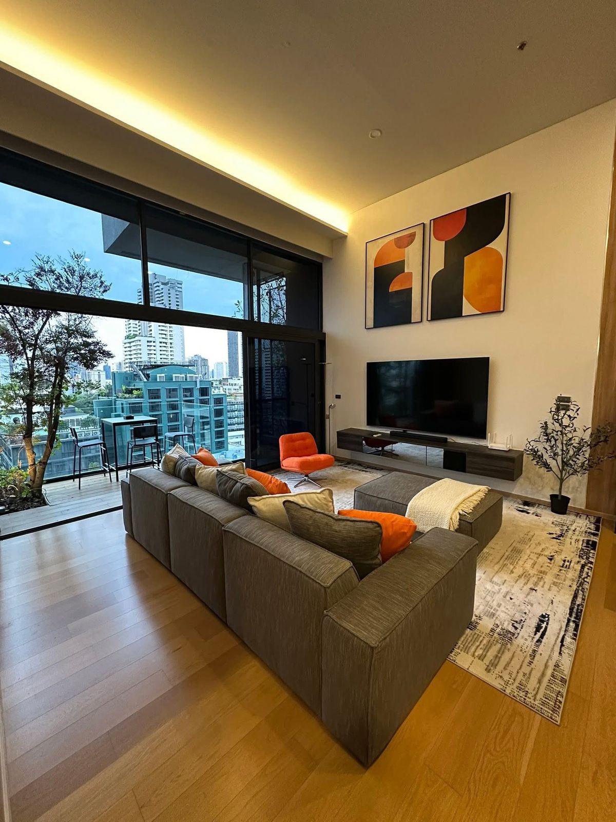 ให้เช่าคอนโดสุขุมวิท อโศก ทองหล่อ :  ♢ Recently Renovated Duplex Condo ♢ ขนาด 130.00 ตร.ม. | 3 ห้องนอน 2 ห้องน้ำ | ใกล้ BTS สถานีพร้อมพงษ์, อโศก
