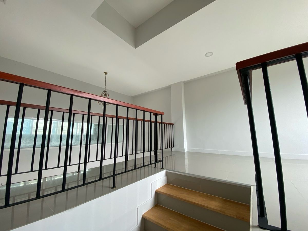 ทาวน์โฮมบางนา แบริ่ง ลาซาล : จอดรถได้ 3 คน ขายบ้านหลังมุม / ให้เช่า ทาวน์โฮม 3.5 ชั้น ซอยลาซาล 24 📍 ใกล้ BTS แบริ่ง / ศรีลาซาล / โรงเรียนนานาชาติบางกอกพัฒนา