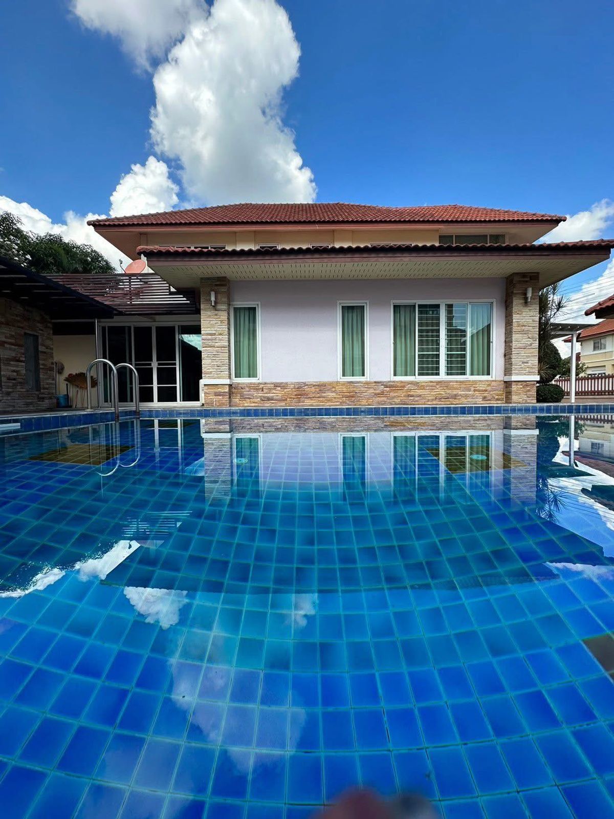For RentChiang Mai : The house for rent has a private pool. Rung Arun Village 3, Hang Dong District, near Gatsa