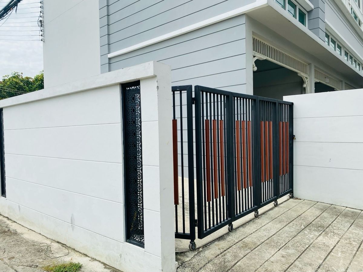 ทาวน์โฮมบางนา แบริ่ง ลาซาล : จอดรถได้ 3 คน ขายบ้านหลังมุม / ให้เช่า ทาวน์โฮม 3.5 ชั้น ซอยลาซาล 24 📍 ใกล้ BTS แบริ่ง / ศรีลาซาล / โรงเรียนนานาชาติบางกอกพัฒนา