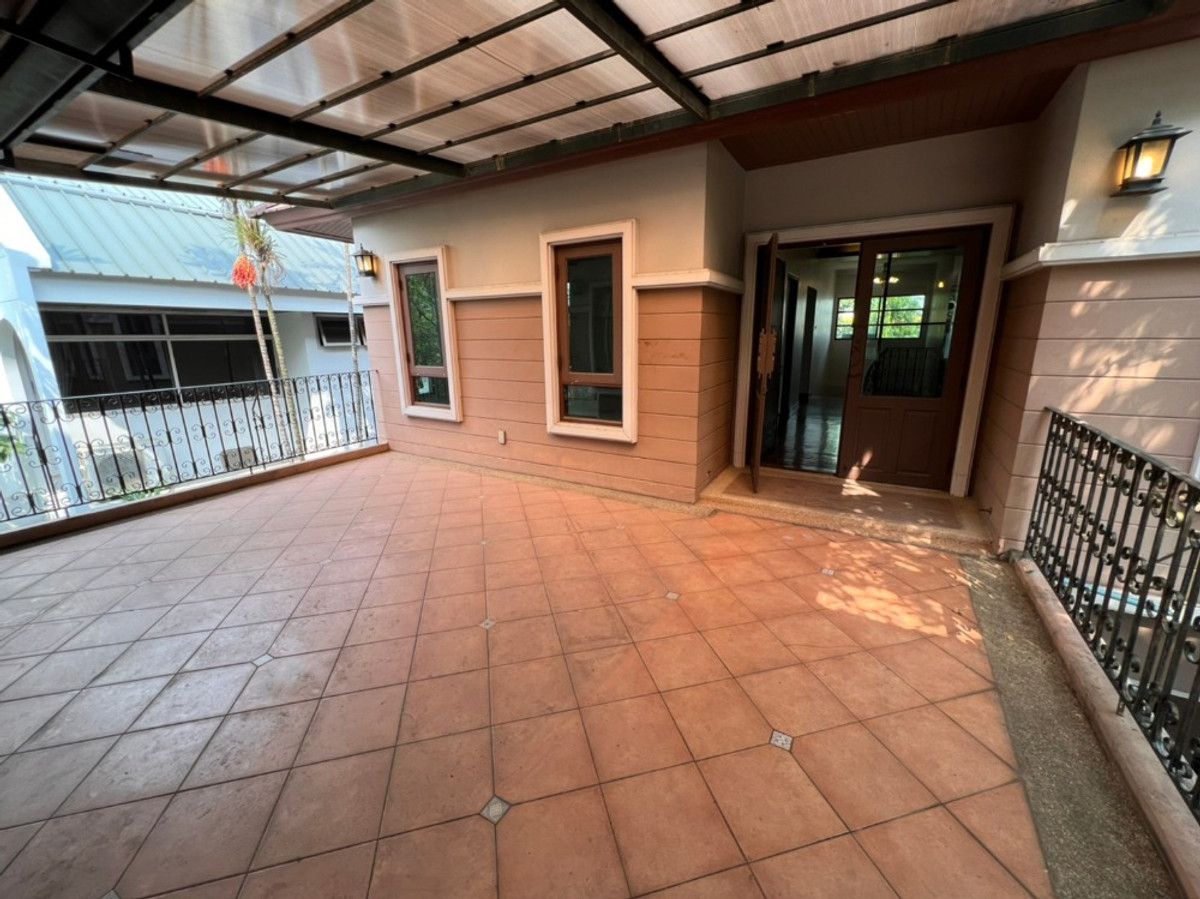 For RentHouseRattanathibet, Sanambinna : House with swimming pool have 100 sq.wa. on Samakkhi Road with 4 bedrooms, 3 bathrooms with a maid's room.