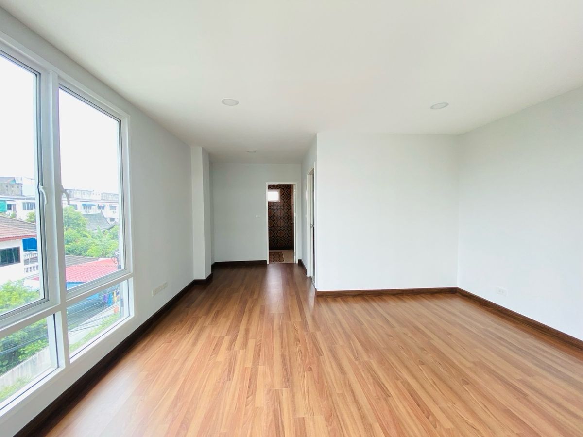 ทาวน์โฮมบางนา แบริ่ง ลาซาล : จอดรถได้ 3 คน ขายบ้านหลังมุม / ให้เช่า ทาวน์โฮม 3.5 ชั้น ซอยลาซาล 24 📍 ใกล้ BTS แบริ่ง / ศรีลาซาล / โรงเรียนนานาชาติบางกอกพัฒนา