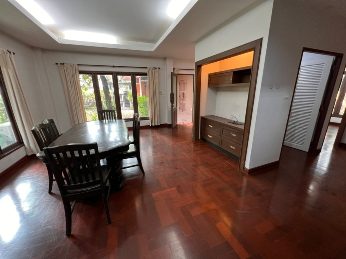 For RentHouseRattanathibet, Sanambinna : House with swimming pool have 100 sq.wa. on Samakkhi Road with 4 bedrooms, 3 bathrooms with a maid's room.