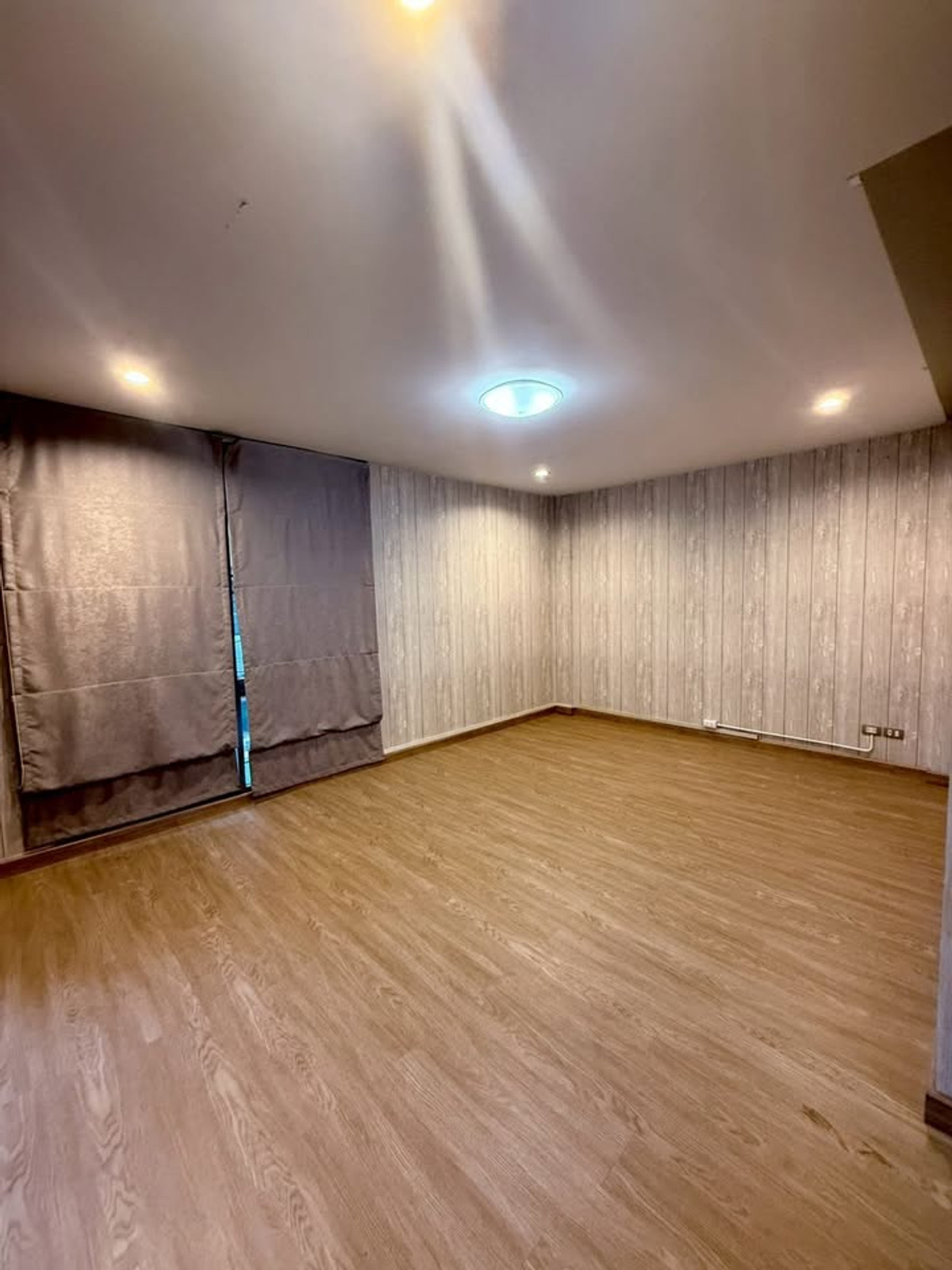 ให้เช่าบ้านแจ้งวัฒนะ เมืองทอง : ติด MRT ทาวน์โฮม 3 ชั้น หลังมุม ริมน้ำ ตรงข้ามเซนทรัลแจ้งวัฒนะ เหมาะทำออฟฟิศ