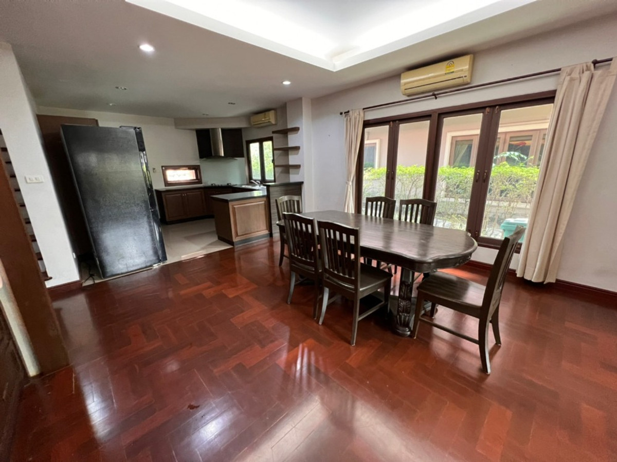 For RentHouseRattanathibet, Sanambinna : House with swimming pool have 100 sq.wa. on Samakkhi Road with 4 bedrooms, 3 bathrooms with a maid's room.