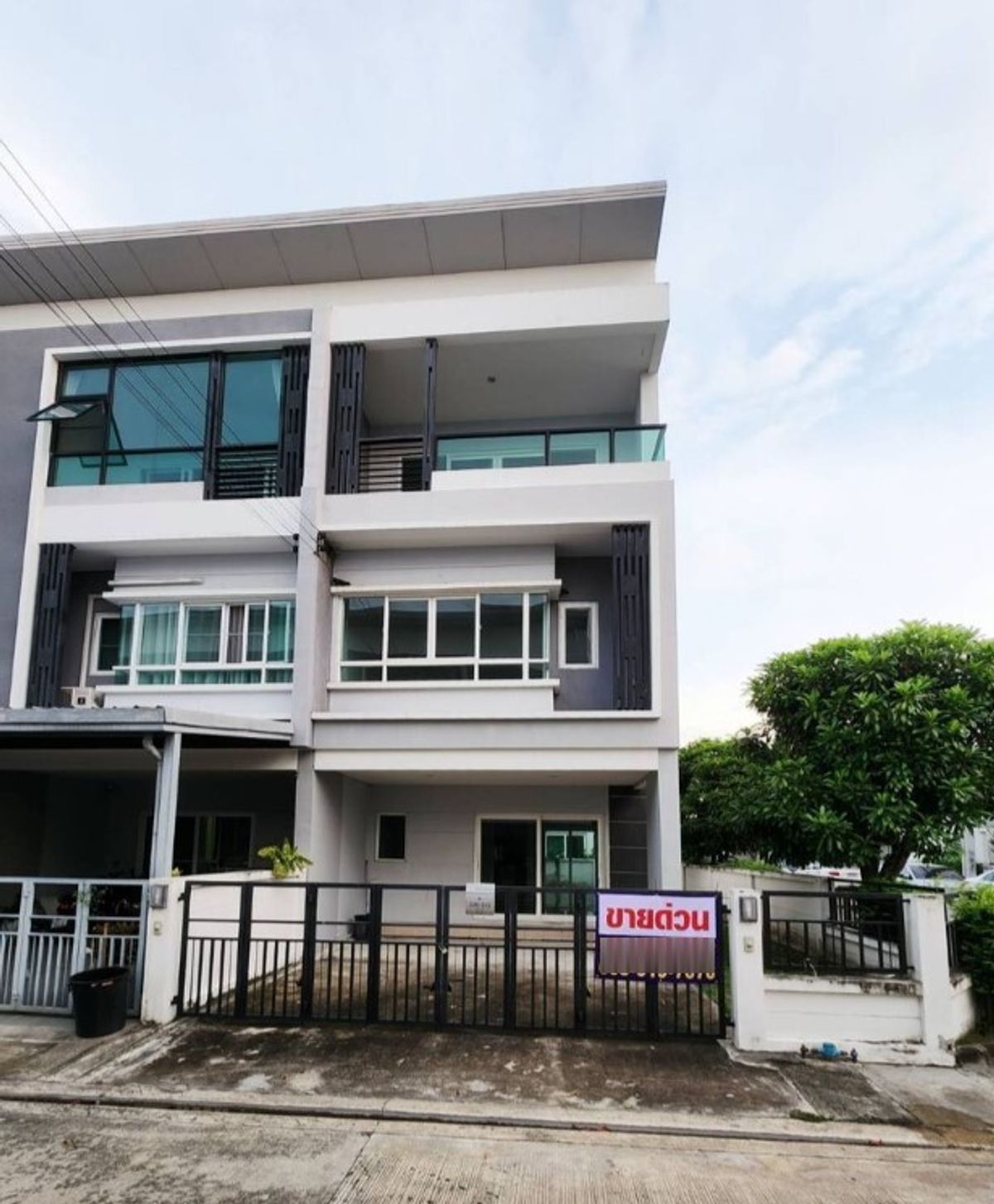 ขายทาวน์โฮมนวมินทร์ รามอินทรา : (รหัสAM1760) the ricco town watcharapol ทาวน์โฮม 3ชั้น สไตล์ Modern Portuguese หลังมุม ห้องนอนใหญ่ เดินทางสะดวก ห่างจาก MRT สถานีวัชรพล เพียง 9 นาที