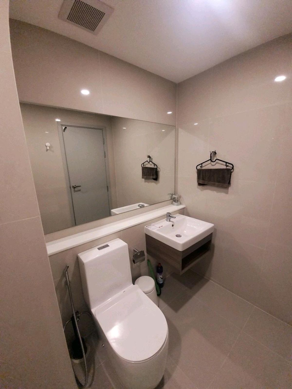 For RentCondoOnnut, Udomsuk : Urgent room for rent!: Aspire Sukhumvit - Onnut (Aspire Sukhumvit - Onnut) Interested, please inquire by adding Line @condo168 (with @ in front)