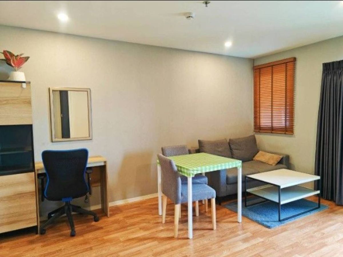 For RentCondoPattanakan, Srinakarin : Rental Lumpini Ville Phatthanakan - Srinakarin, beautiful room, south corner room, not hot, not exposed to sunshine, garden view - swimming pool