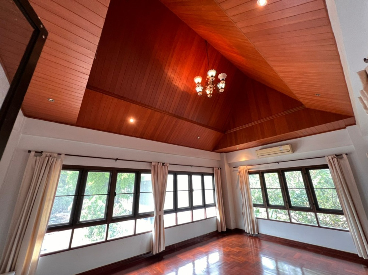 For RentHouseRattanathibet, Sanambinna : House with swimming pool have 100 sq.wa. on Samakkhi Road with 4 bedrooms, 3 bathrooms with a maid's room.