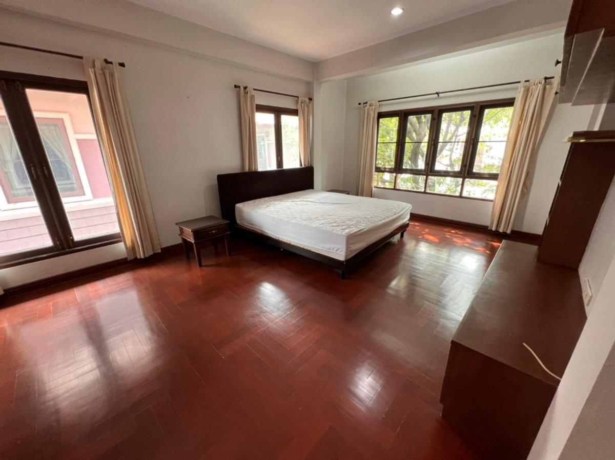 For RentHouseRattanathibet, Sanambinna : House with swimming pool have 100 sq.wa. on Samakkhi Road with 4 bedrooms, 3 bathrooms with a maid's room.