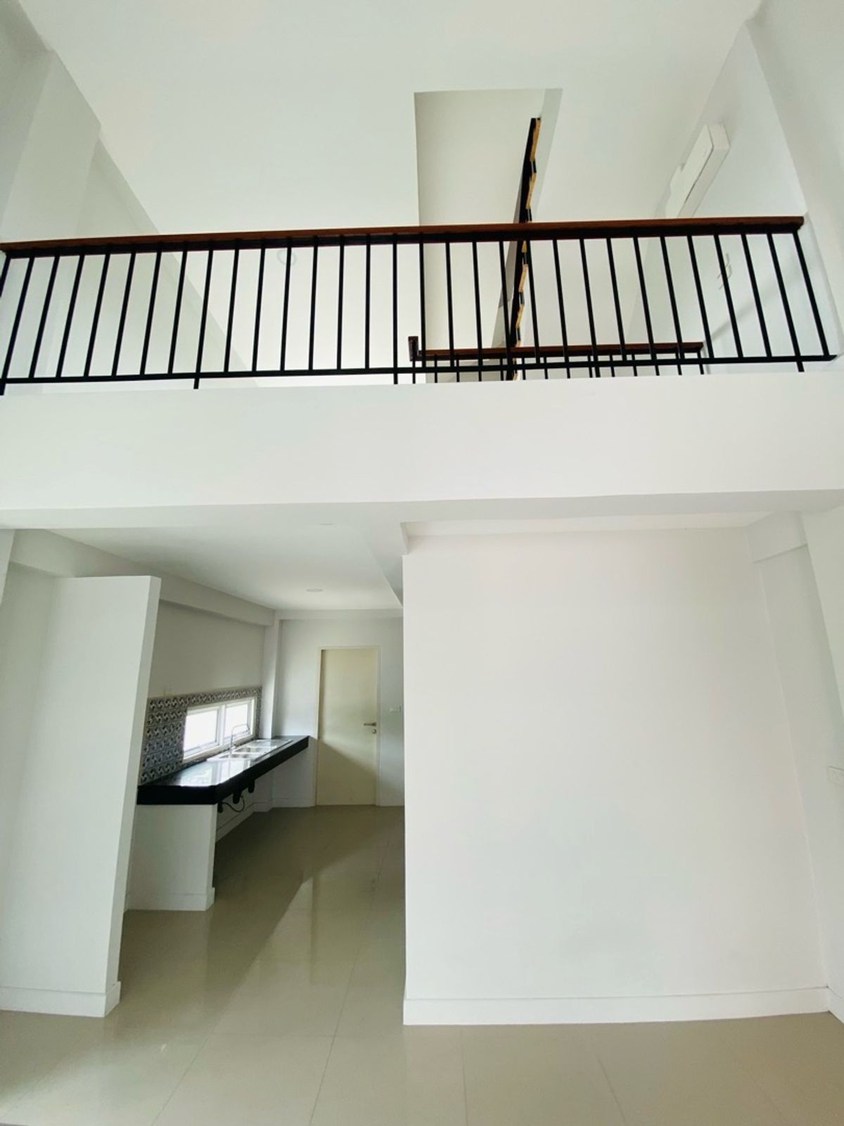 ทาวน์โฮมบางนา แบริ่ง ลาซาล : จอดรถได้ 3 คน ขายบ้านหลังมุม / ให้เช่า ทาวน์โฮม 3.5 ชั้น ซอยลาซาล 24 📍 ใกล้ BTS แบริ่ง / ศรีลาซาล / โรงเรียนนานาชาติบางกอกพัฒนา