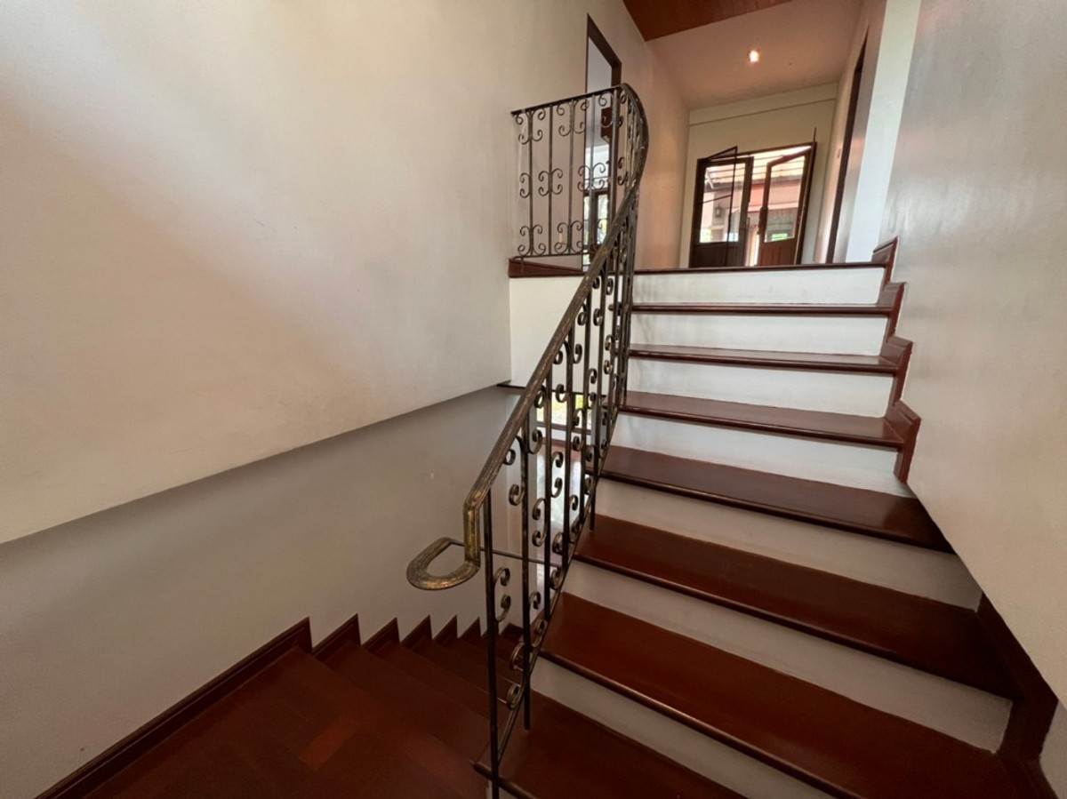 For RentHouseRattanathibet, Sanambinna : House with swimming pool have 100 sq.wa. on Samakkhi Road with 4 bedrooms, 3 bathrooms with a maid's room.