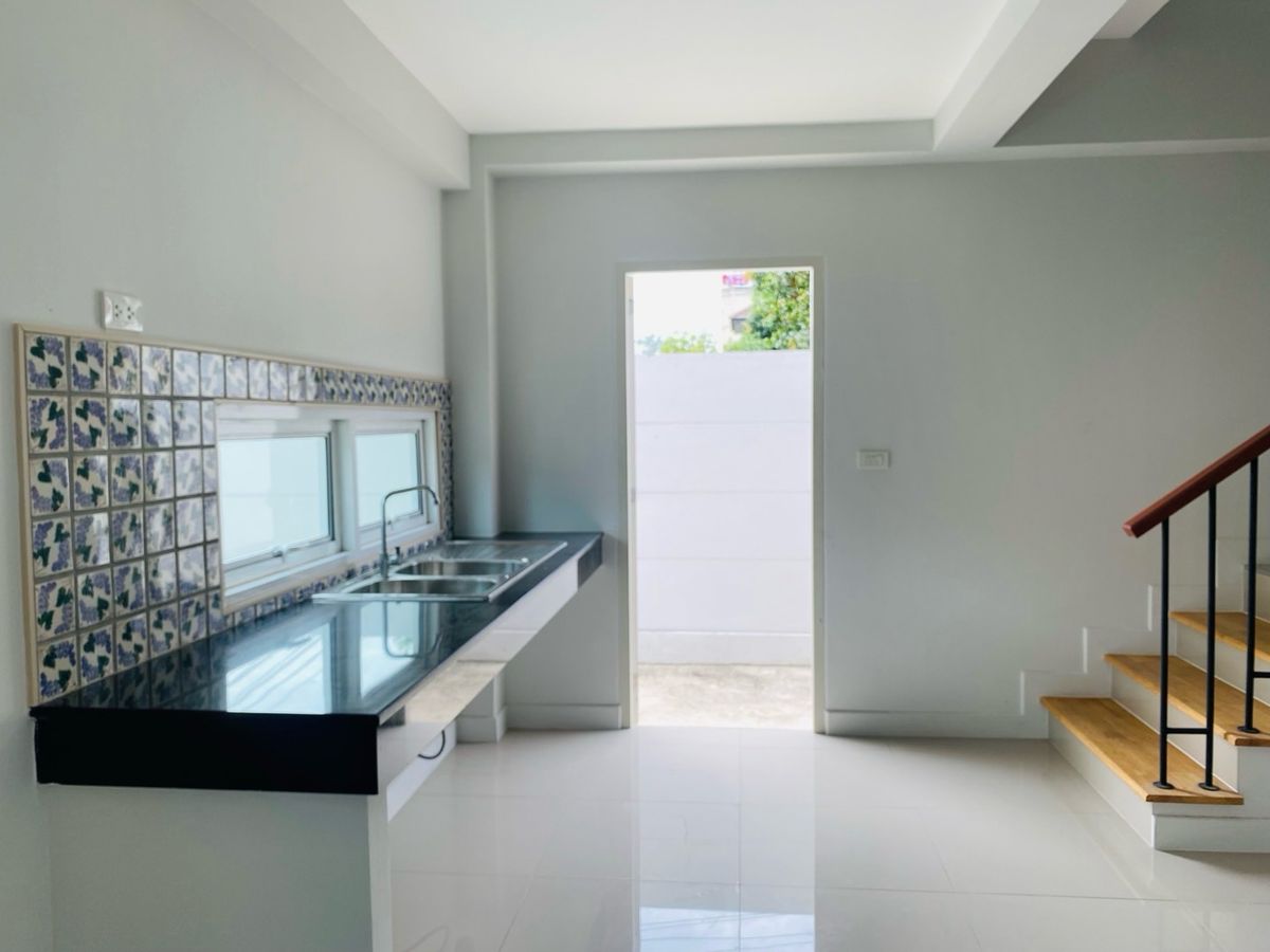 ทาวน์โฮมบางนา แบริ่ง ลาซาล : จอดรถได้ 3 คน ขายบ้านหลังมุม / ให้เช่า ทาวน์โฮม 3.5 ชั้น ซอยลาซาล 24 📍 ใกล้ BTS แบริ่ง / ศรีลาซาล / โรงเรียนนานาชาติบางกอกพัฒนา