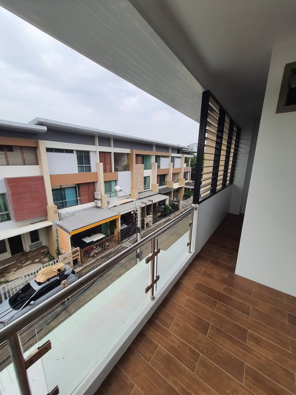 ให้เช่าบ้านแจ้งวัฒนะ เมืองทอง : ติด MRT ทาวน์โฮม 3 ชั้น หลังมุม ริมน้ำ ตรงข้ามเซนทรัลแจ้งวัฒนะ เหมาะทำออฟฟิศ